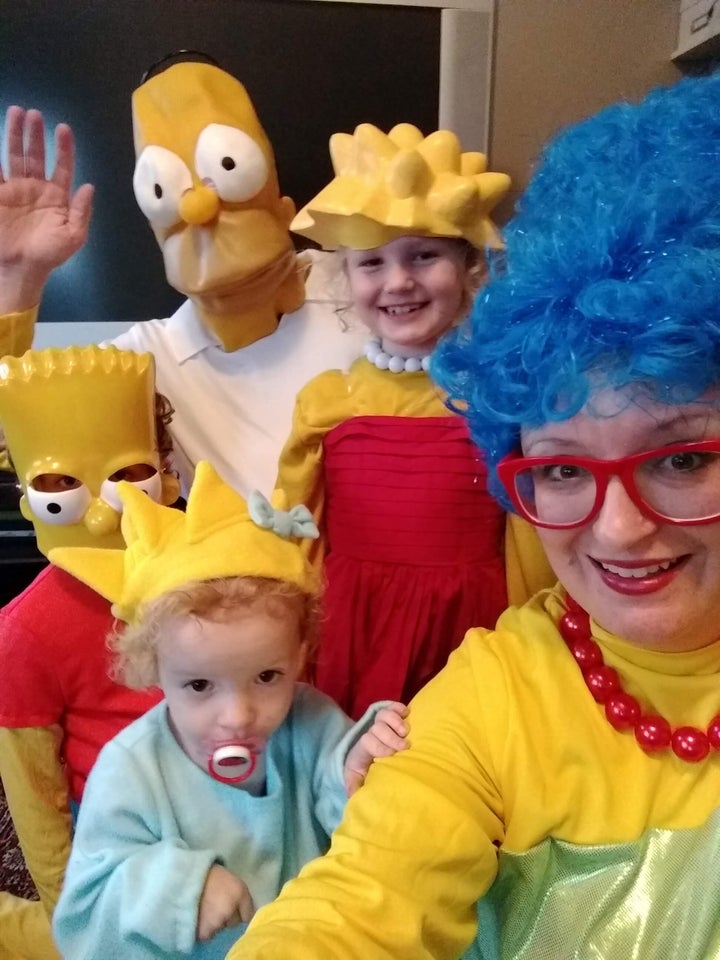 Les membres de la famille Sutherland avaient tous l'âge parfait pour endosser les rôles des personnages des Simpson, l'Halloween dernier