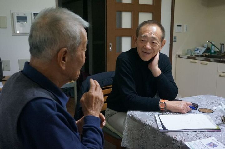 20年来の付き合いがある被災者と話し込む牧秀一さん＝朝日新聞社撮影