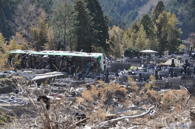 墓地の中、横たわる電車＝2011年4月17日、宮城県女川町