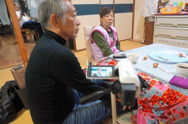 神戸で被災者の証言を聞く牧さん（手前）=2016年、朝日新聞社撮影