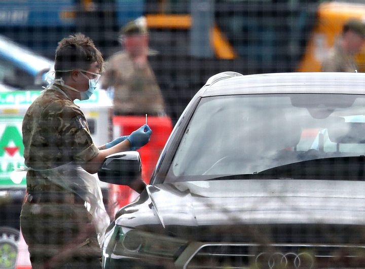 Προσωπικό του Στρατού στο Ηνωμένο Βασίλειο λαμβάνει δείγμα για τεστ σε πάρκινγκ αυτοκινήτων στην Γλασκώβη
