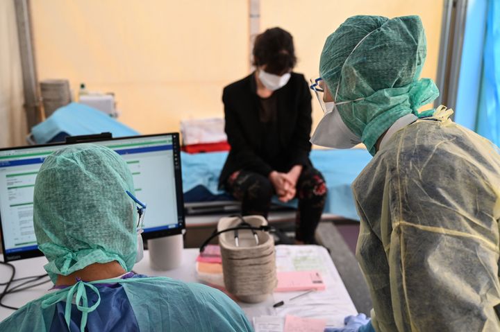 Γυναίκα με συμπτώματα κορονοϊού εξετάζεται σε νοσοκομείο στο Μονπελιέ στη Γαλλία