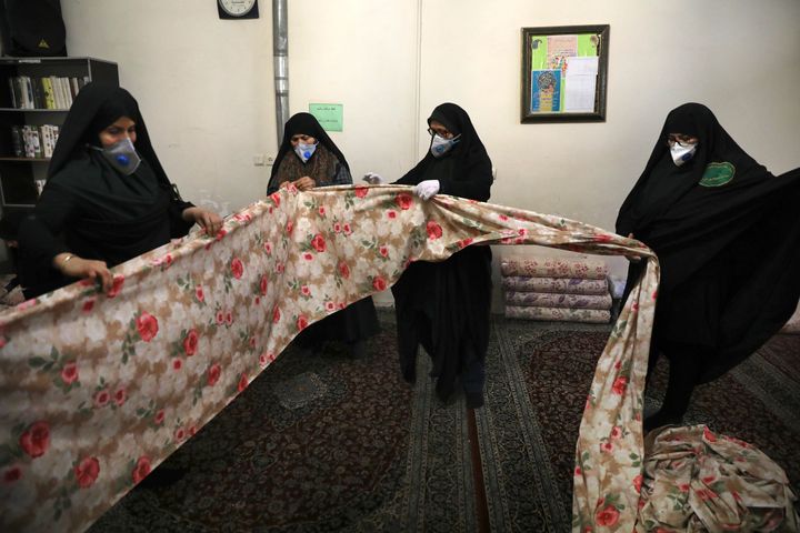 Εθελόντριες στο Ιράν φτιάχνουν σεντόνια για τα νοσοκομεία