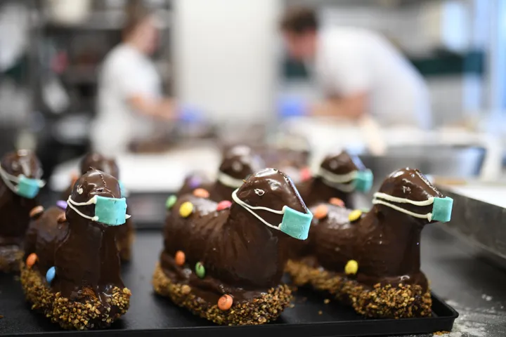 Pour Paques Ils Mettent Des Masques A Leurs Lapins En Chocolat Huffpost Quebec Vivre