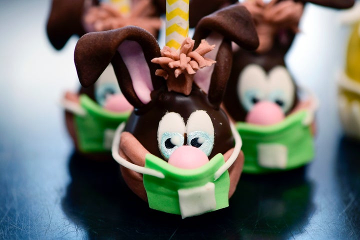 Pour Paques En Plein Coronavirus Cette Boulangerie Met Des Masques A Ses Lapins En Chocolat Le Huffington Post Life Pour Paques En Plein Coronavirus Cette Boulangerie Met Des Masques A Ses Lapins En Chocolat Le Huffington Post Life