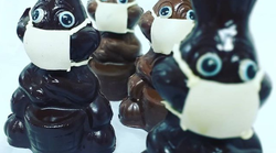 Pour Pâques, ils mettent des masques à leurs lapins en