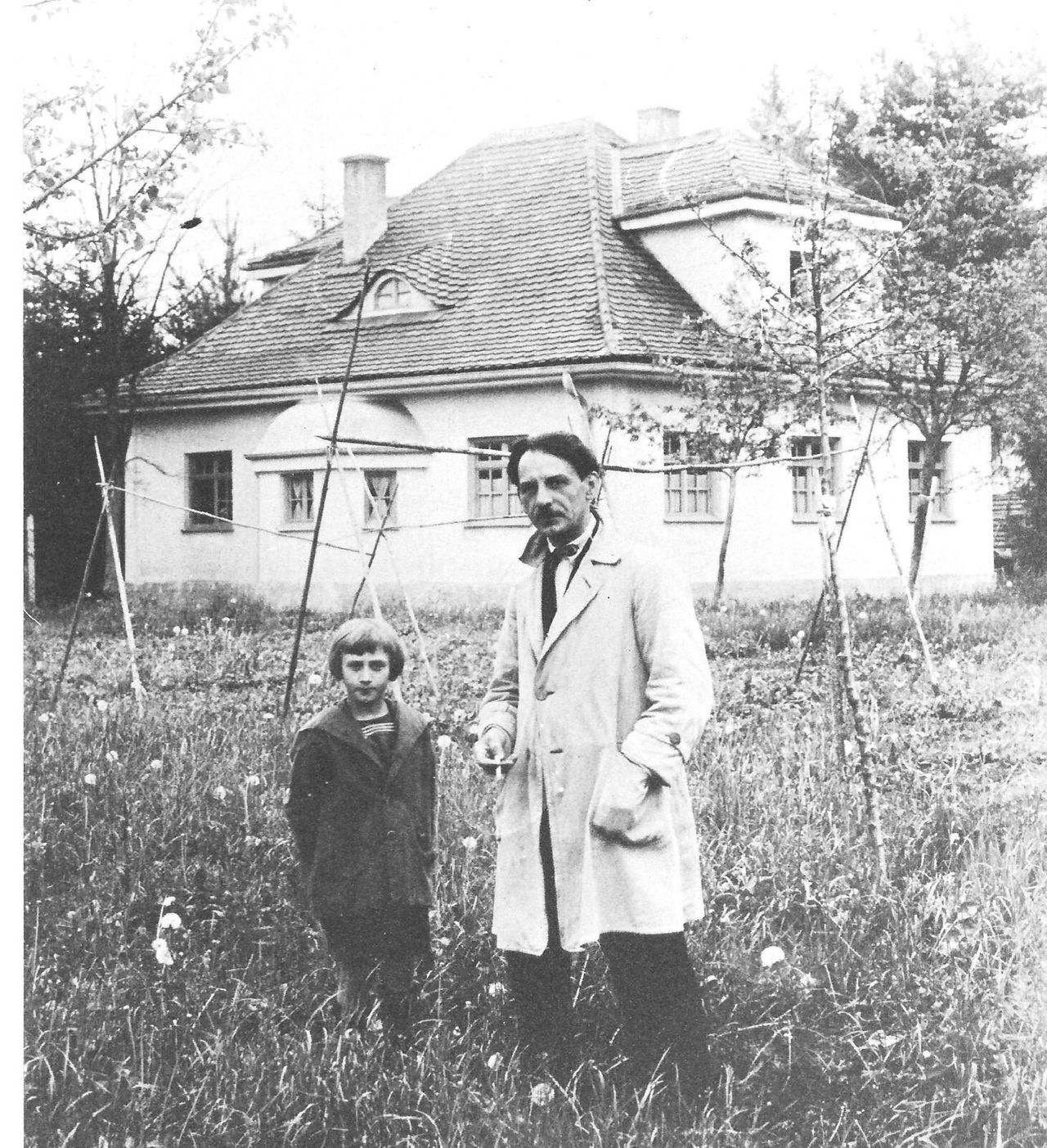 Ο Γιώργος Μπουζιάνης με τον γιό του μπροστά από το σπίτι του στο Eichenau στη Γερμανία. Έτος 1927