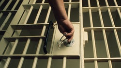 Libérer des détenus pour éviter les éclosions dans les prisons: une bonne