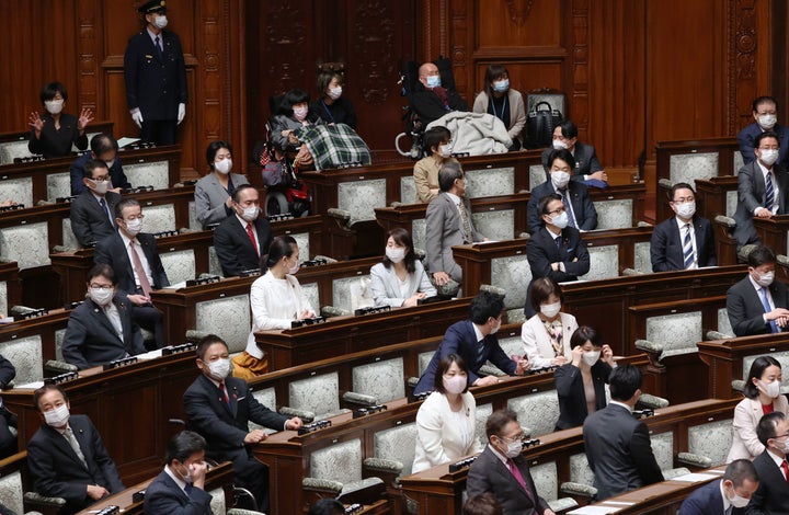 参議院本会議で、新型コロナウイルス感染防止対策で座席の間隔を空けて着席する議員＝4月10日、国会内 