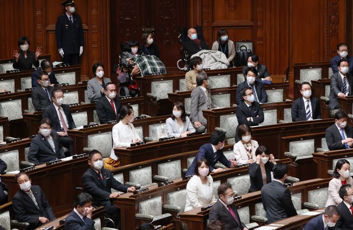 参議院本会議で、新型コロナウイルス感染防止対策で座席の間隔を空けて着席する議員＝4月10日、国会内 