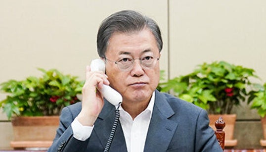 잇딴 러브콜 받는 문재인 대통령의 이번 통화상대는