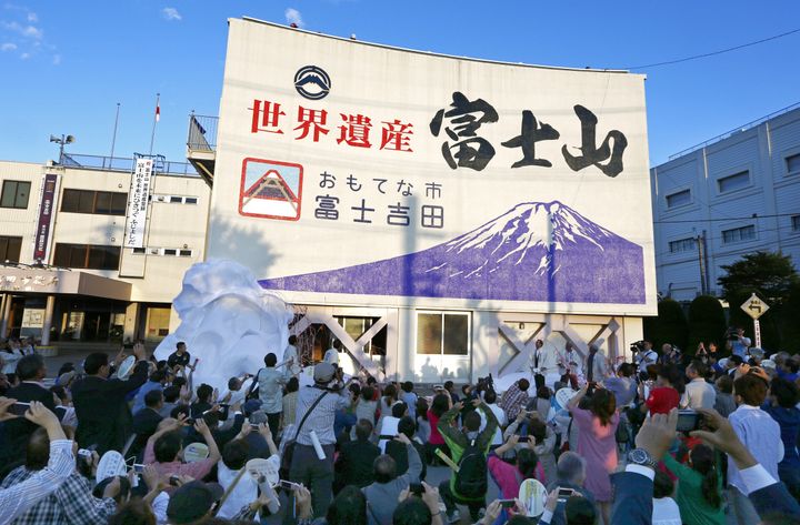 富士吉田市・市役所庁舎の壁面。富士山の世界文化遺産登録を記念したイラストが描かれている。