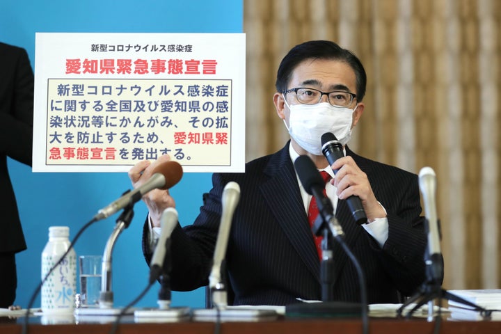 愛知県独自の「緊急事態宣言」を出し、記者会見する大村秀章知事＝4月10日午後、愛知県庁 