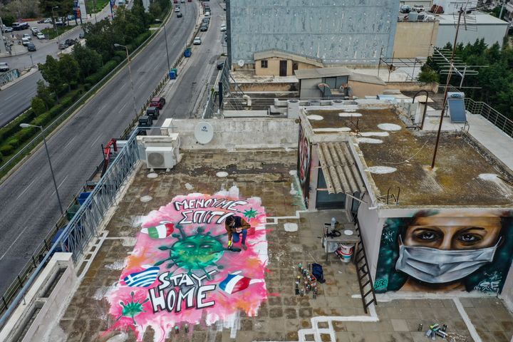 Γκράφιτι σε ταράτσα της Αθήνας (Photo by ARIS MESSINIS/AFP via Getty Images)