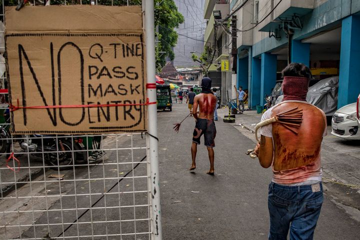 Φιλιππίνες: Πολίτες αψηφούν τα περιοριστικά μέτρα και βγαίνουν στους δρόμους για να αυτομαστιγωθούν, όπως επιβάλλει το πατροπαράδοτο θρησκευτικό τους έθιμο.