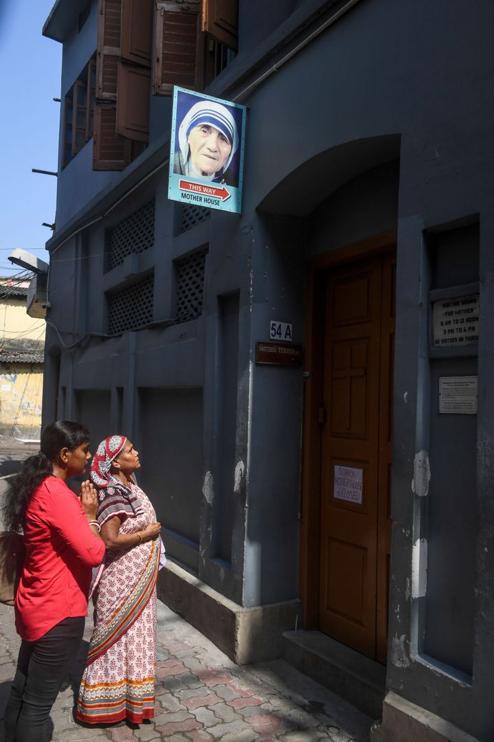 Καλκούτα: Γυναίκες προσεύχονται έξω από το κλειστό «Σπίτι της Μητέρας», την των Ιεραπόστολων της Φιλανθρωπίας στην Ινδία.