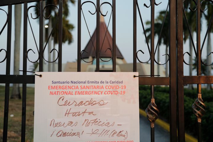 Μαϊάμι: Πινακίδα στην πύλη της εκκλησίας Ermita de la Caridad ενημερώνει πως ο ναός παραμένει κλειστός εν μέσω πανδημίας.