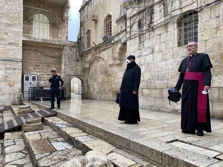 Ιερουσαλήμ: Μπροστά από την είσοδο στο Μετόχι του Παναγίου Τάφουστέκουν μόνο δύο αρχιερείς και ένας αστυνομικός.