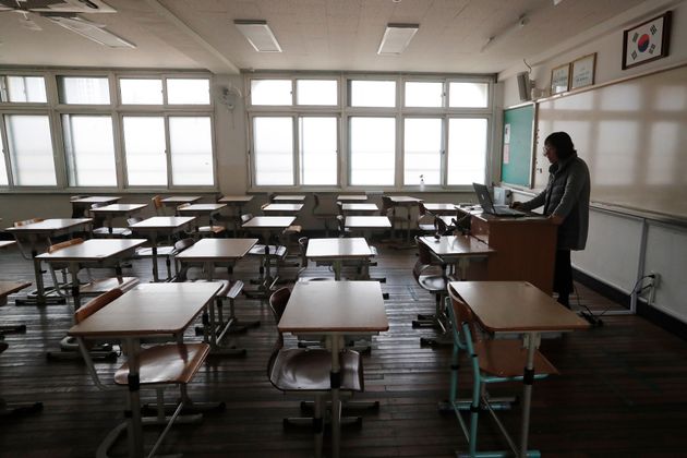 Πώς οι δάσκαλοι στη Νότια Κορέα κάνουν μάθημα σε άδειες αίθουσες | HuffPost  Greece