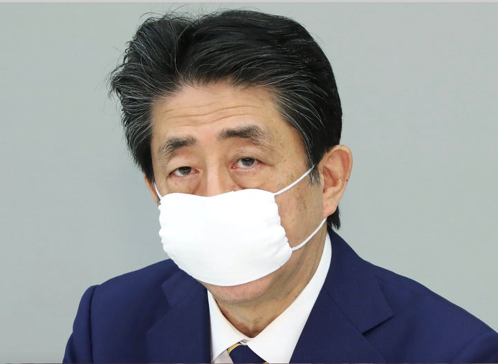 新型コロナウイルス感染症対策本部で緊急事態宣言を発令した安倍晋三首相