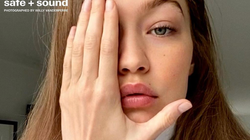Gigi prend la pose de chez elle en confinement pour le magazine