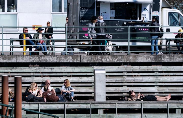 Des habitants profitant d’une journée ensoleillée à Malmö, en Suède, le 5 avril.