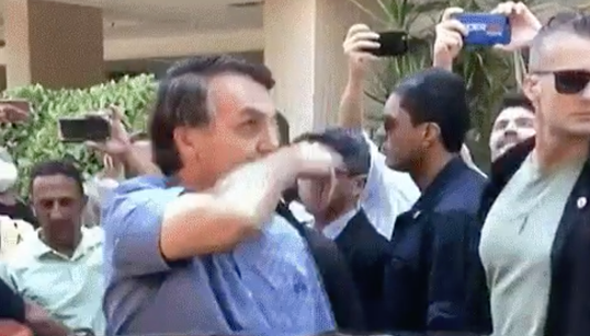 A perigosa mensagem do presidente que esfrega o nariz, cumprimenta idosas e zomba dos