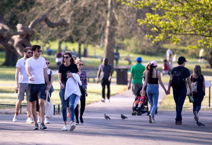 Κάτοικοι του Λονδίνου κάνουν βόλτα στο Ρίτζεντς Παρκ.