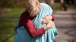 연로한 엄마와 간호사 딸이 포옹을 하기 위해 선택한 귀여운