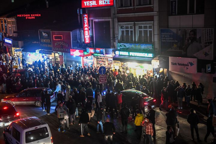 Πανικός μετά την αιφνίδια απόφαση για διήμερη απαγόρευση κυκλοφορίας στην Τουρκία με εκατοντάδες ανθρώπους στην Κωνσταντινούπολη να συνωστίζονται έξω από σούπερ μάρκετ. 