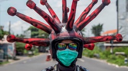 인도네시아 경찰들이 코로나19 위험성을 강조하기 위해 선택한