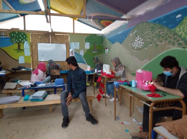 Το αυτοσχέδιο εργαστήριο όπου ράβουν μάσκες οι πρόσφυγες.