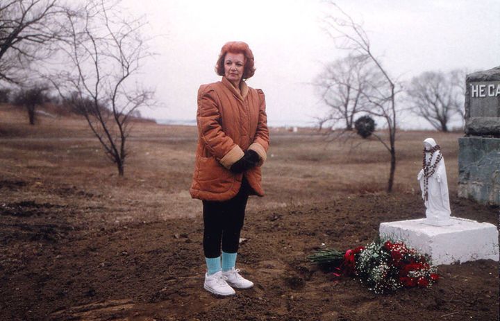 H Βίκι Πάβια στον τάφο της κόρης της. 