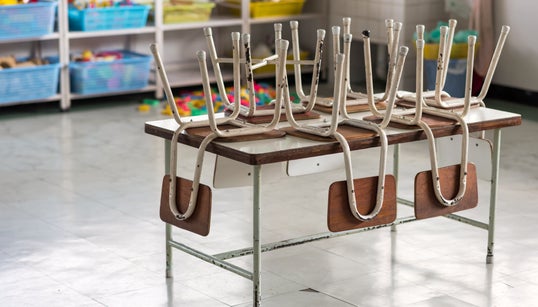 Retour à l’école avant le 4 mai? Confusion et frustration chez les parents et les