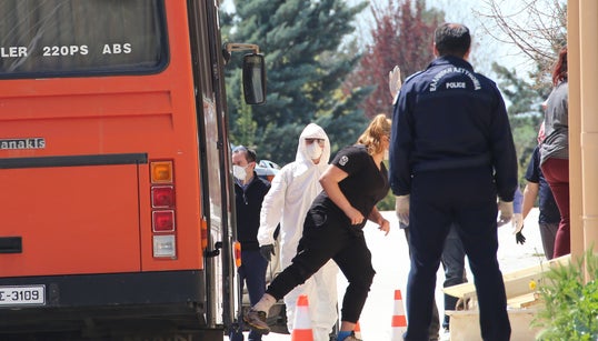 Λάρισα: Μεταφορά ασθενών με κορονοϊό από την περιοχή Νέας Σμύρνης, σε Κέντρο