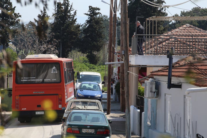 Μεταφορά ασθενών με κορονοϊό από την περιοχή της Νέας Σμύρνης Λάρισας, σε Κέντρο Αποκατάστασης της πόλης.