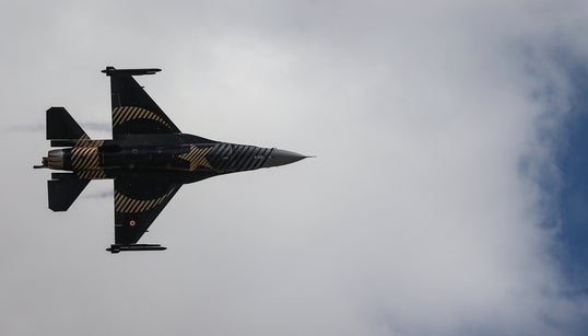 Ζεύγος τουρκικών μαχητικών αεροσκαφών F-16 πέταξε πάνω από την
