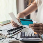 Quais pagamentos e tributos foram adiados ou suspensos durante a