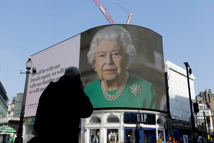 Εικόνα της βασίλισσας Ελισάβετ από το ιστορικό διάγγελμα που έκανε πριν λίγες ημέρες για τον κορονοϊό, στο Πικαντίλι, στο Λονδίνο. 