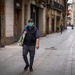 Após número de mortes desacelerar, Espanha flexibiliza confinamento e inicia retorno ao