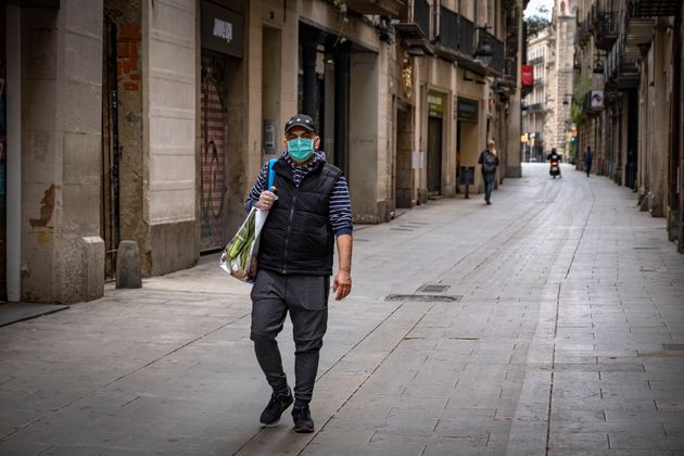 O número de mortos por coronavírus na Espanha se elevou neste sábado a 16.353, contra 15.843 no dia anterior, segundo dados do Ministério da Saúde.  