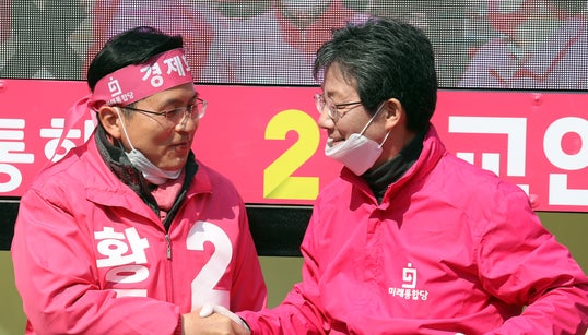 총선 앞두고 황교안과 유승민이 만나 끌어안은