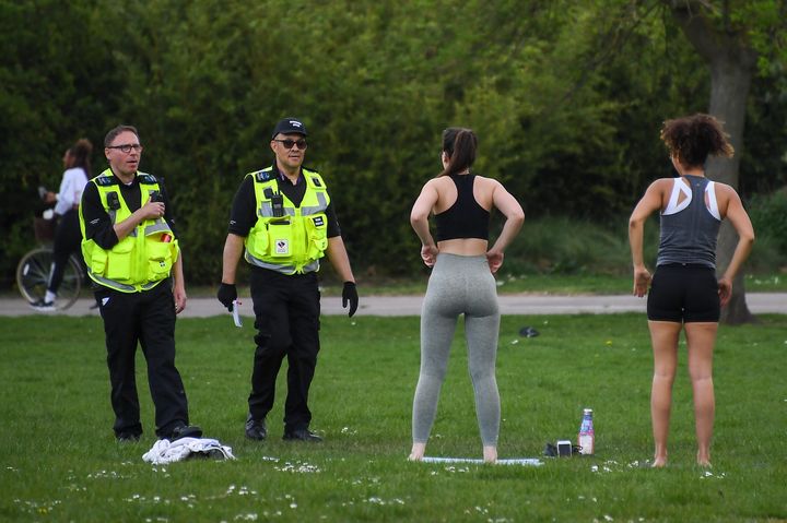Συστάσεις από αστυνομικούς στο Πάρκο Βικτώριο στο Λονδίνο. 
