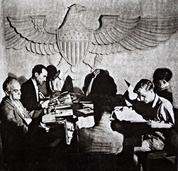 Ο Ροβήρος Μανθούλης (ο πρώτος στα δεξιά) διαβάζει σε αμερικάνικη βιβλιοθήκη