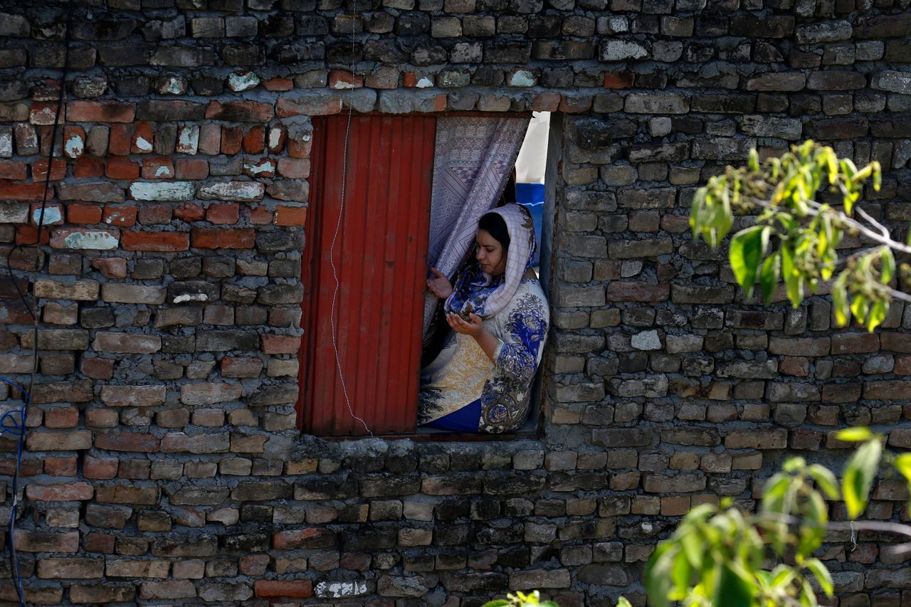 Χριστιανή προσεύχεται στο σπίτι της στο Πακιστάν 