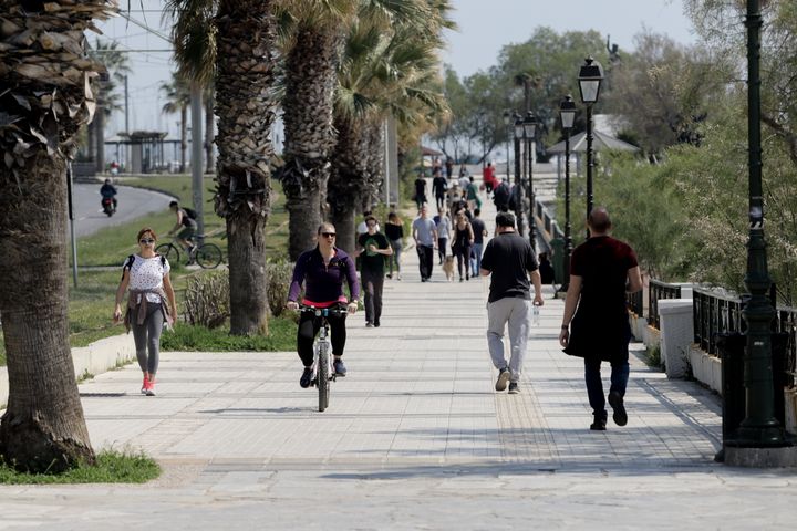 Πολίτες κατέβηκαν στον πεζόδρομο της παραλίας του Φλοίσβου σήμερα Κυριακή για άθληση και βόλτα