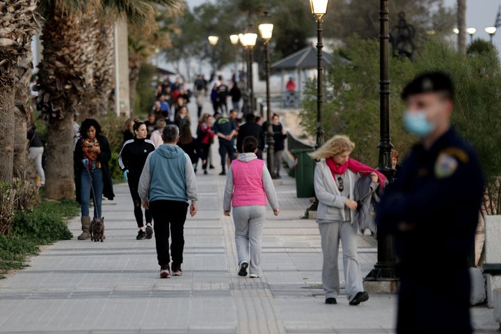 Ελεγχοι της αστυνομίας χθες, Σάββατο στην παραλία του Φλοίσβου που ήταν γεμάτη κόσμο