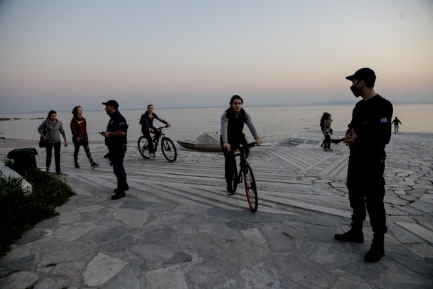 Ελεγχοι της αστυνομίας στην παραλία του Φλοίσβου, χθες Σάββατο
