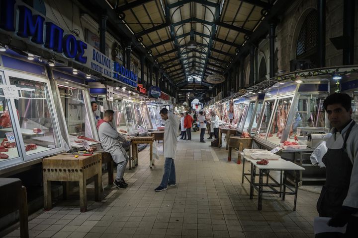 Εικόνα από την κάποτε γεμάτη Κεντρική Αγορά της Αθήνας (Βαρβάκειο) χθες, Σάββατο