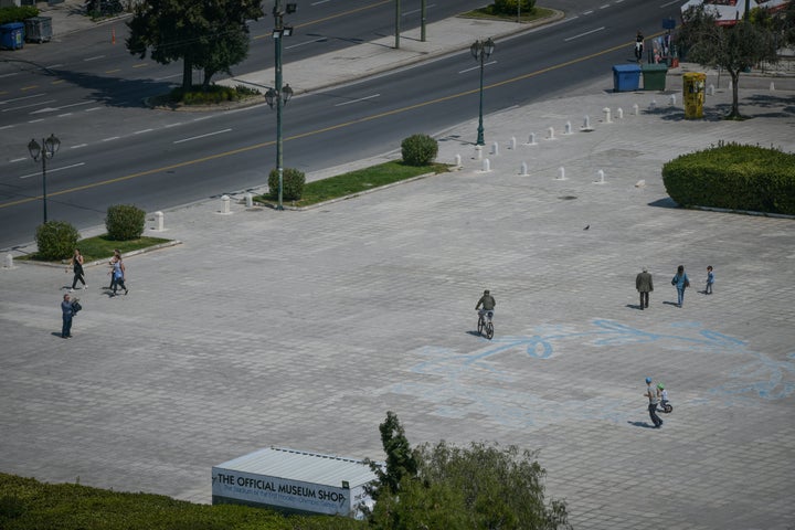 Στιγμιότυπα από την Αθήνα εν μέσω πανδημίας